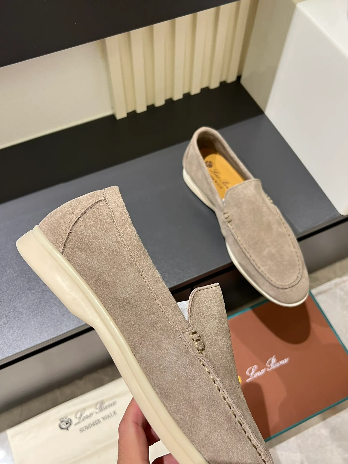 Men's shoes 💰p360 "Loro men's shoes 💰pian'*" Classic L men's shoes for couples 💰p Top version British flat loafers, a must-have item in old money style, the minimalist design is eye-catching and durable, a plus point for dressing The soft foot feel and texture are outstanding. They don’t scratch your feet and are very nice. They are matched with soft and waxy soles. They can be worn daily for a long time without getting tired. They are easy to wear, versatile and classic items, with perfect foot feel and texture! Imported cashmere fabric, the lining is made of imported A-grade water-dyed cow lining, the top version of the genuine leather midsole is sewn with pure handmade mark thread! Size: Female 35-40 (34. Customized) Male 38-44 (45.46. Customized)